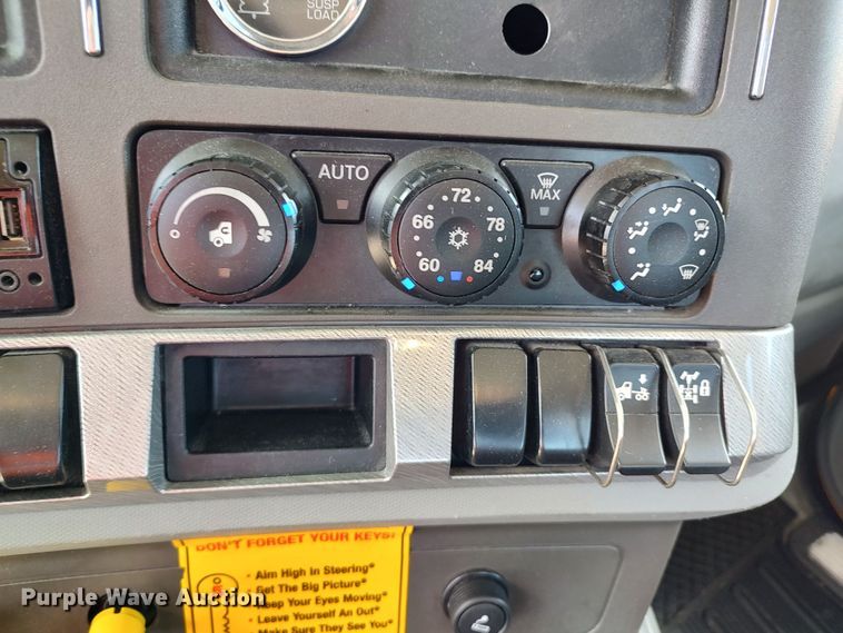 image for item LU9110 2019 Kenworth T680  semi truck