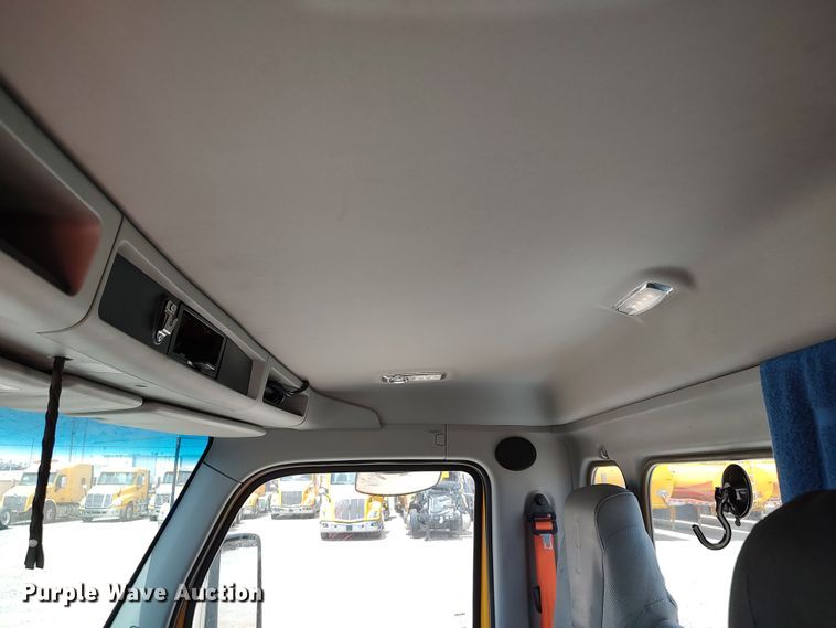 image for item LU9110 2019 Kenworth T680  semi truck