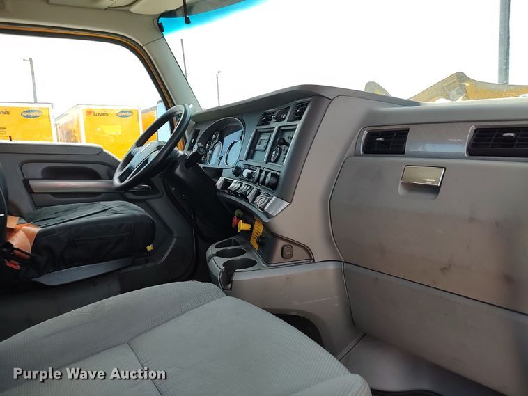 image for item LU9110 2019 Kenworth T680  semi truck