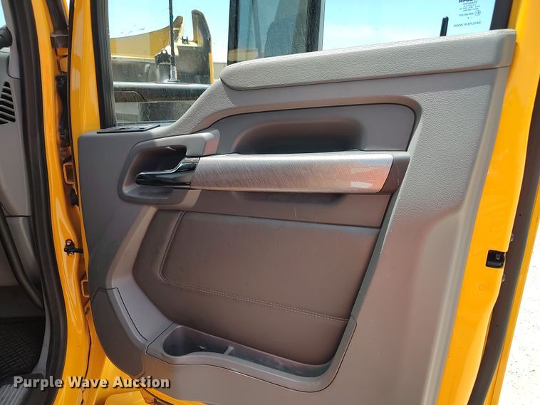 image for item LU9110 2019 Kenworth T680  semi truck