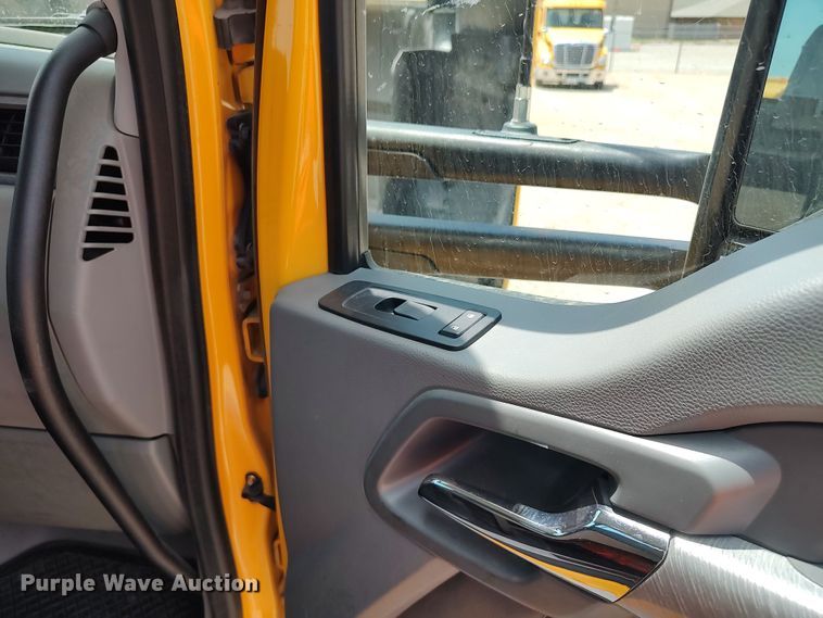 image for item LU9110 2019 Kenworth T680  semi truck