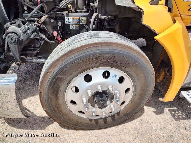 image for item LU9110 2019 Kenworth T680  semi truck