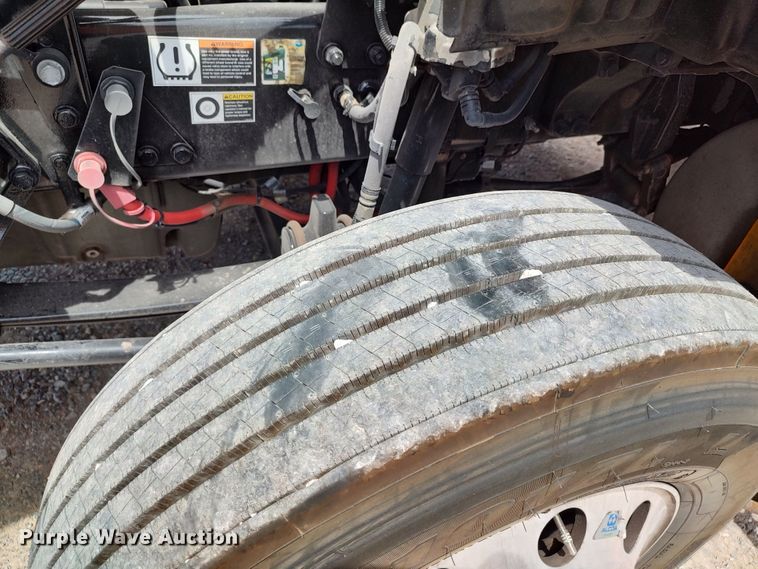 image for item LU9110 2019 Kenworth T680  semi truck