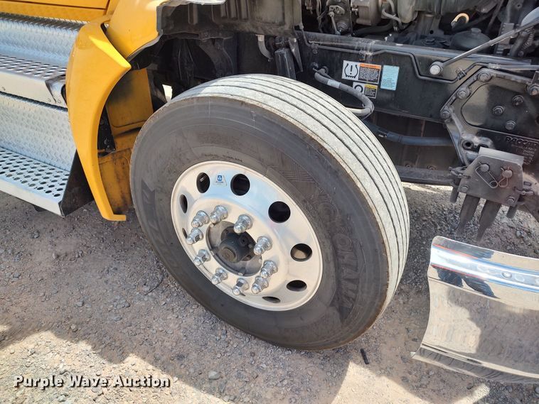 image for item LU9110 2019 Kenworth T680  semi truck