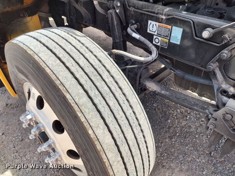 image for item LU9110 2019 Kenworth T680  semi truck