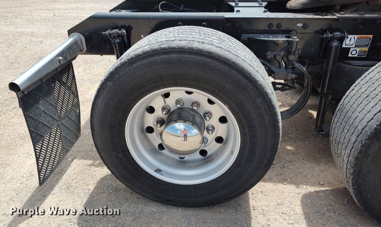 image for item LU9110 2019 Kenworth T680  semi truck