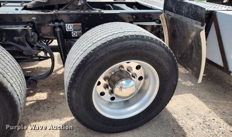 image for item LU9110 2019 Kenworth T680  semi truck