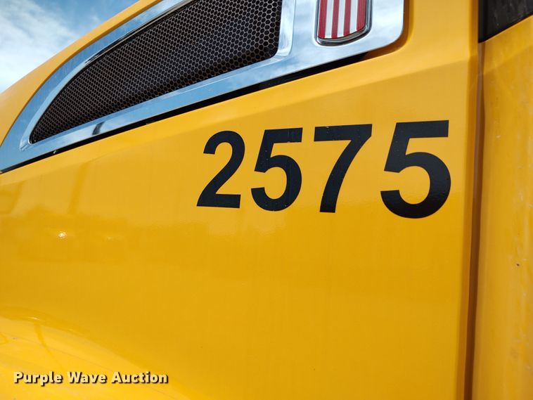 image for item LU9110 2019 Kenworth T680  semi truck