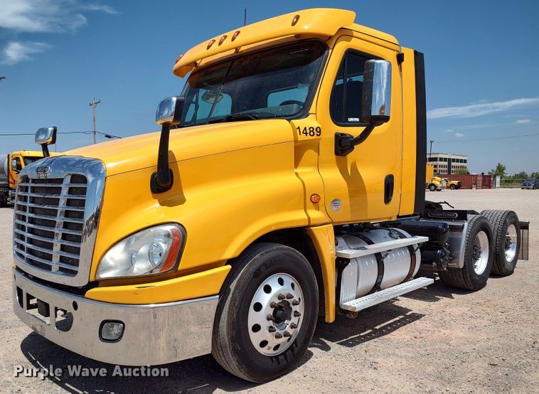 image for item LU9111 2018 Freightliner Cascadia 125  semi truck