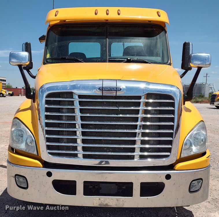 image for item LU9111 2018 Freightliner Cascadia 125  semi truck