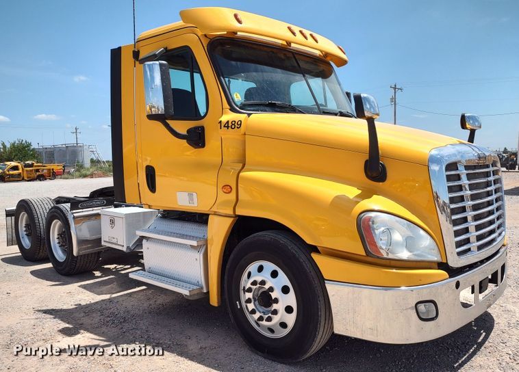 image for item LU9111 2018 Freightliner Cascadia 125  semi truck