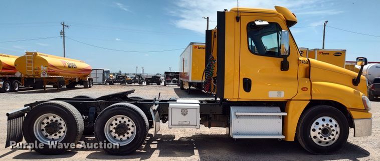 image for item LU9111 2018 Freightliner Cascadia 125  semi truck