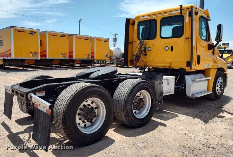 image for item LU9111 2018 Freightliner Cascadia 125  semi truck