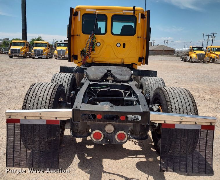 image for item LU9111 2018 Freightliner Cascadia 125  semi truck