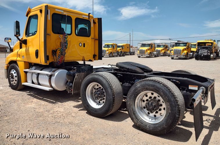 image for item LU9111 2018 Freightliner Cascadia 125  semi truck