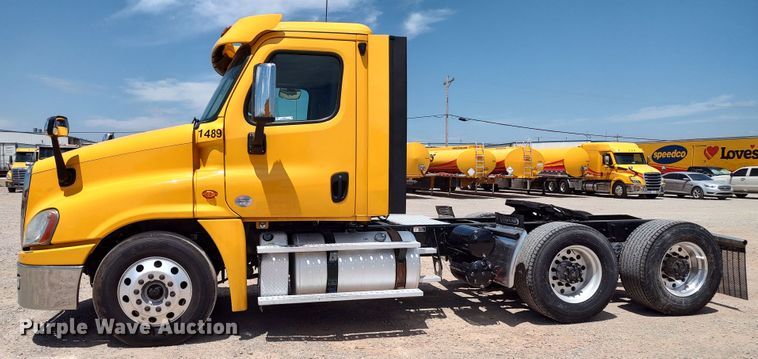 image for item LU9111 2018 Freightliner Cascadia 125  semi truck