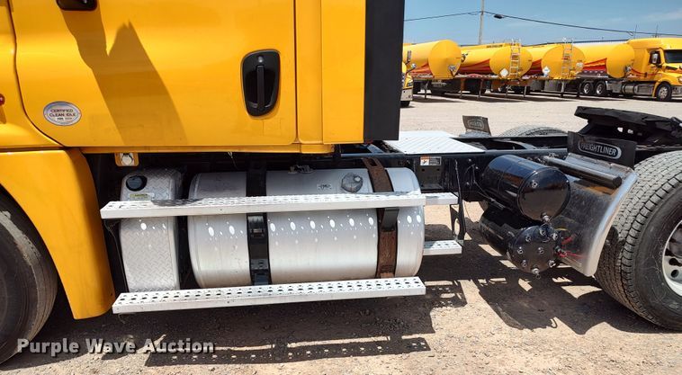 image for item LU9111 2018 Freightliner Cascadia 125  semi truck