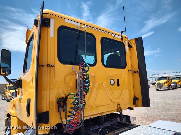 image for item LU9111 2018 Freightliner Cascadia 125  semi truck