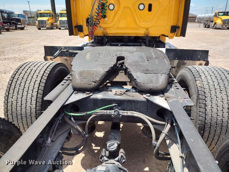 image for item LU9111 2018 Freightliner Cascadia 125  semi truck