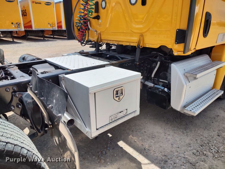 image for item LU9111 2018 Freightliner Cascadia 125  semi truck