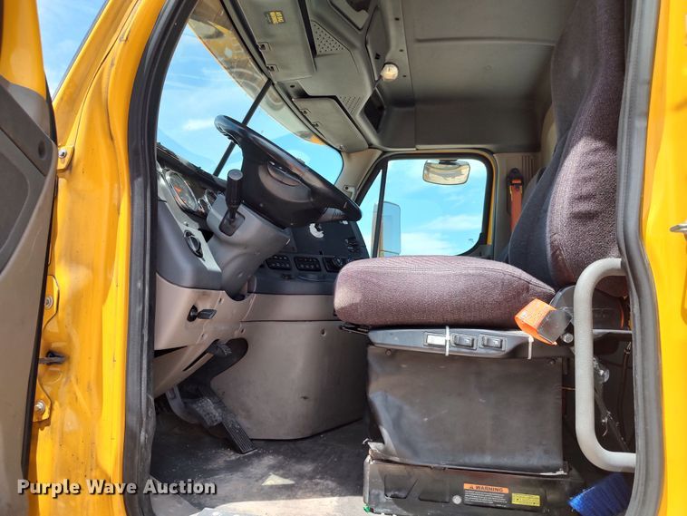 image for item LU9111 2018 Freightliner Cascadia 125  semi truck