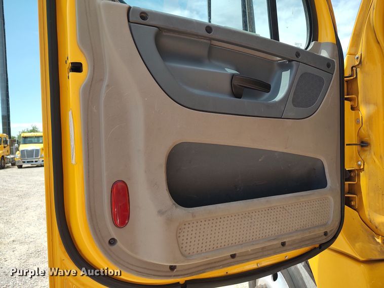 image for item LU9111 2018 Freightliner Cascadia 125  semi truck