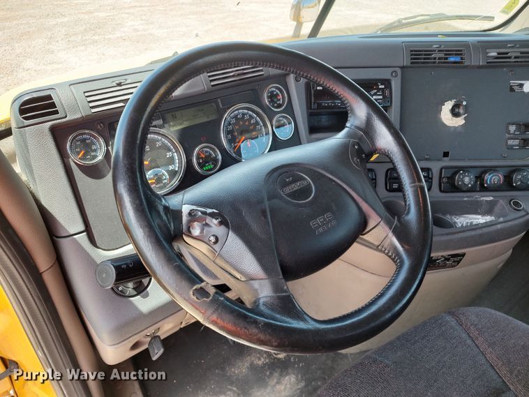 image for item LU9111 2018 Freightliner Cascadia 125  semi truck