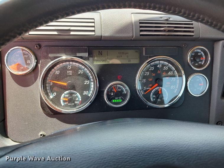 image for item LU9111 2018 Freightliner Cascadia 125  semi truck