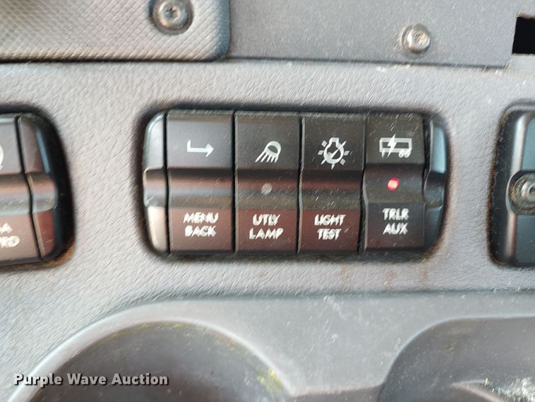 image for item LU9111 2018 Freightliner Cascadia 125  semi truck