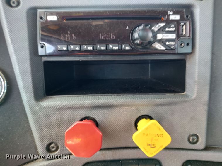 image for item LU9111 2018 Freightliner Cascadia 125  semi truck