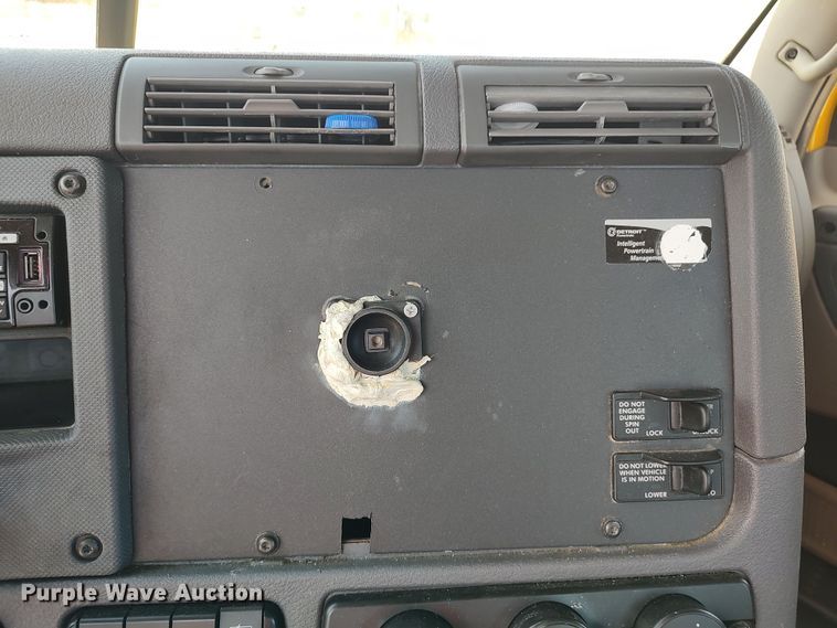 image for item LU9111 2018 Freightliner Cascadia 125  semi truck