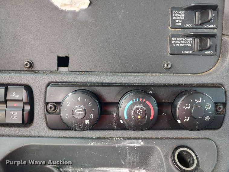 image for item LU9111 2018 Freightliner Cascadia 125  semi truck