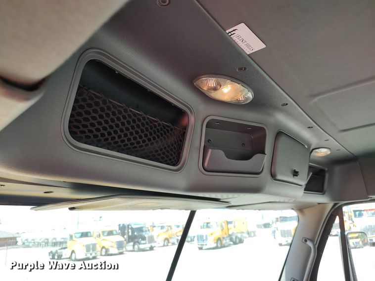 image for item LU9111 2018 Freightliner Cascadia 125  semi truck