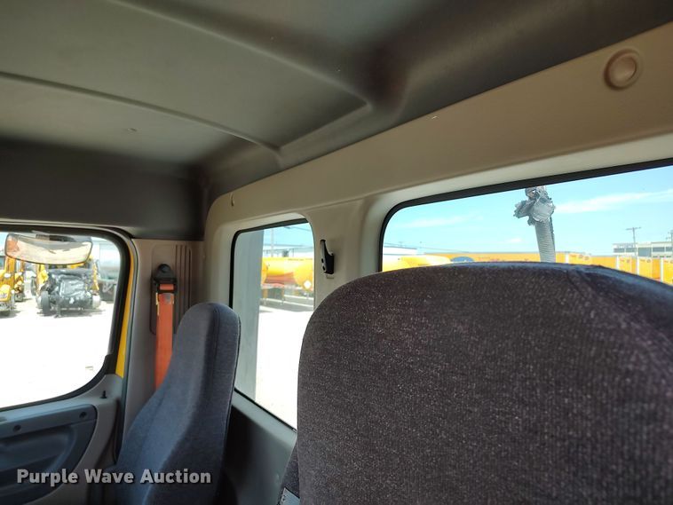 image for item LU9111 2018 Freightliner Cascadia 125  semi truck