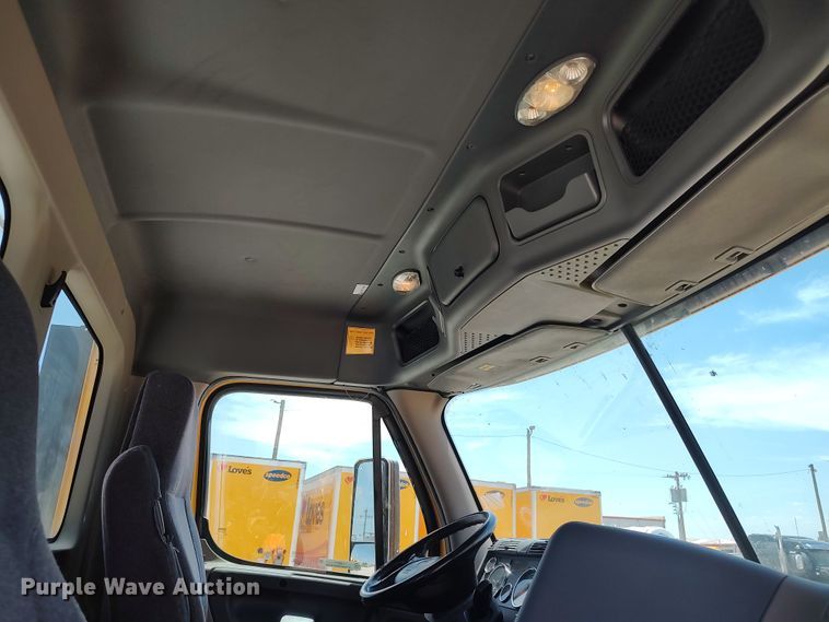 image for item LU9111 2018 Freightliner Cascadia 125  semi truck