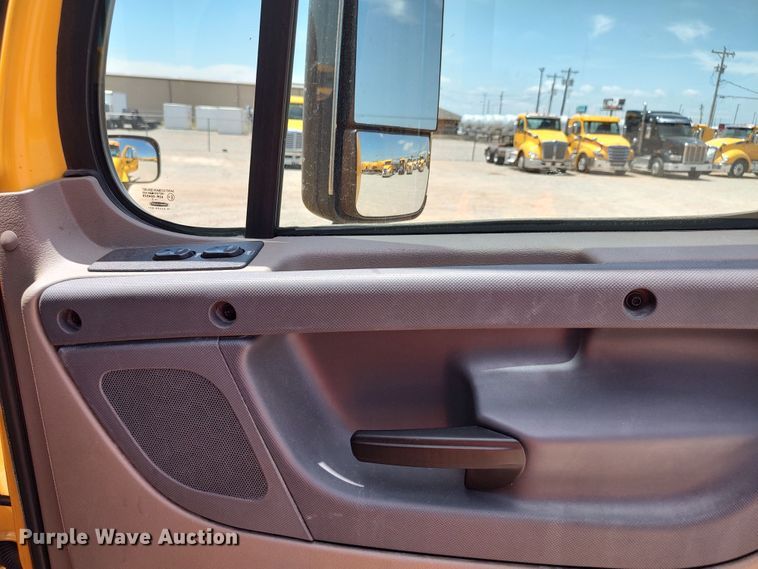 image for item LU9111 2018 Freightliner Cascadia 125  semi truck