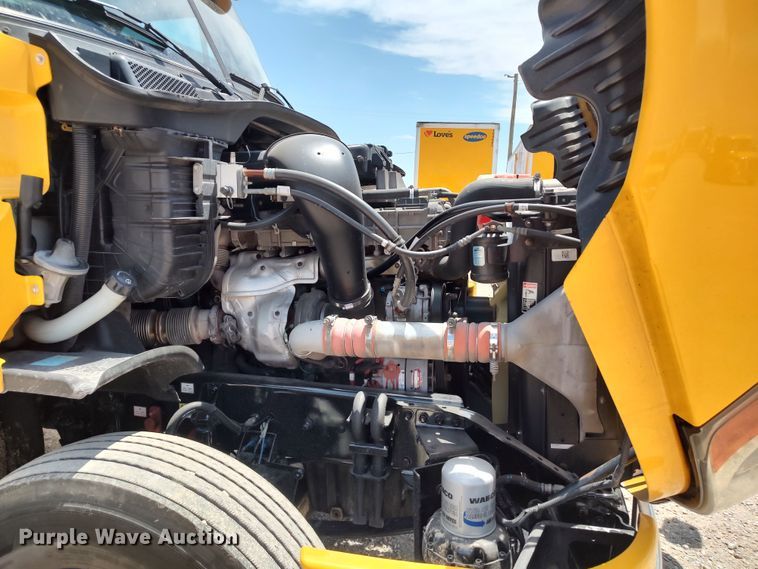 image for item LU9111 2018 Freightliner Cascadia 125  semi truck