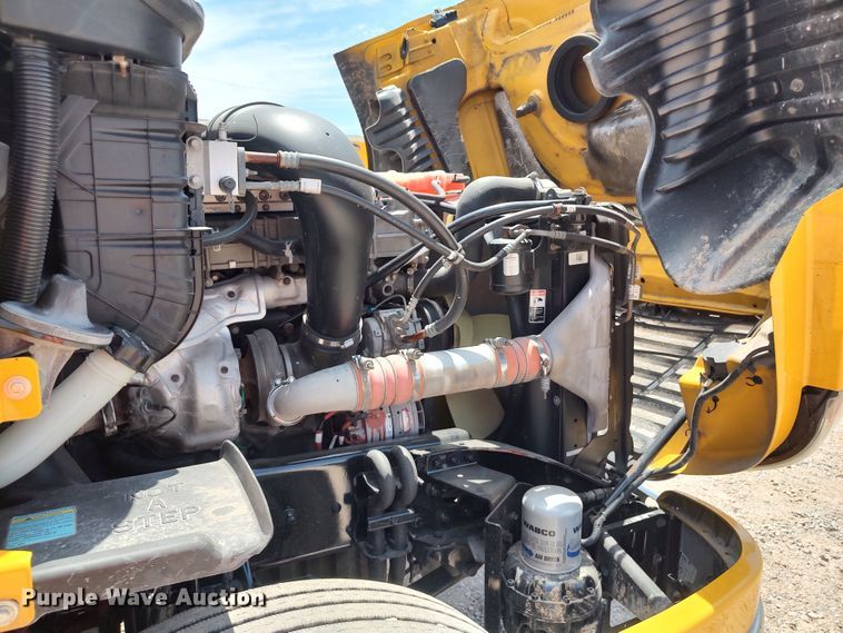 image for item LU9111 2018 Freightliner Cascadia 125  semi truck