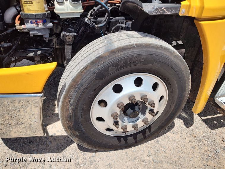 image for item LU9111 2018 Freightliner Cascadia 125  semi truck