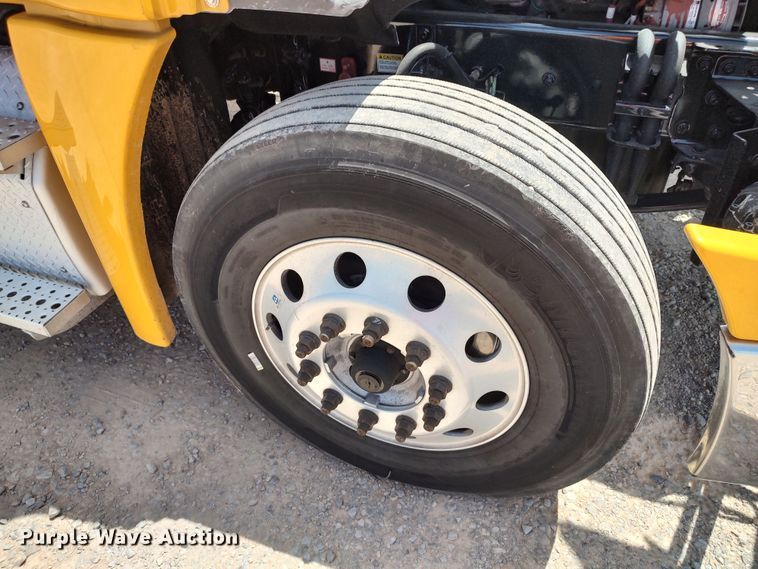 image for item LU9111 2018 Freightliner Cascadia 125  semi truck