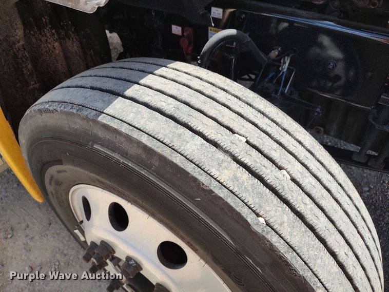 image for item LU9111 2018 Freightliner Cascadia 125  semi truck