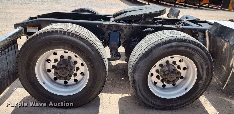 image for item LU9111 2018 Freightliner Cascadia 125  semi truck