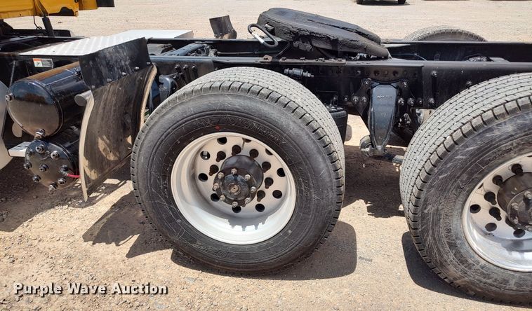 image for item LU9111 2018 Freightliner Cascadia 125  semi truck