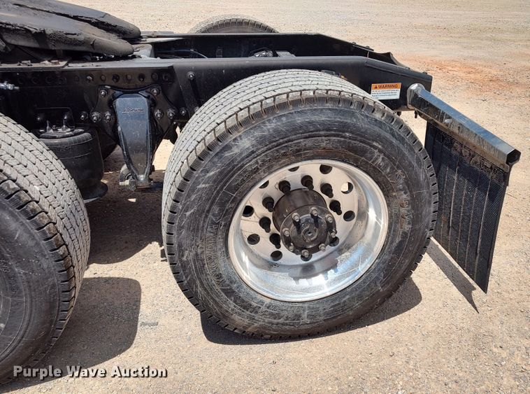 image for item LU9111 2018 Freightliner Cascadia 125  semi truck