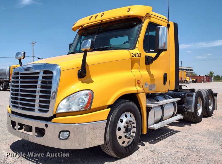 image for item LU9112 2018 Freightliner Cascadia 125  semi truck