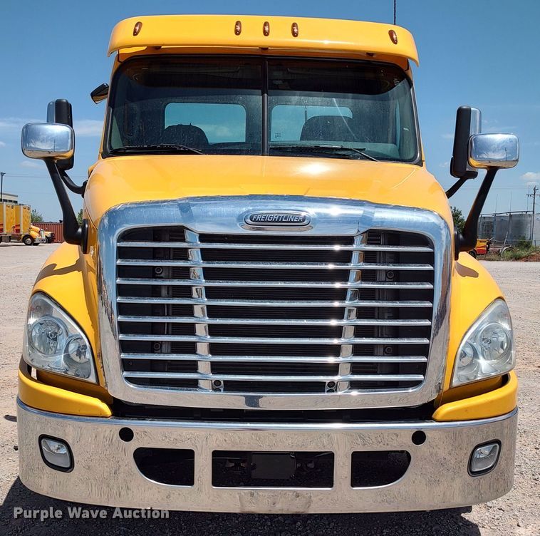 image for item LU9112 2018 Freightliner Cascadia 125  semi truck