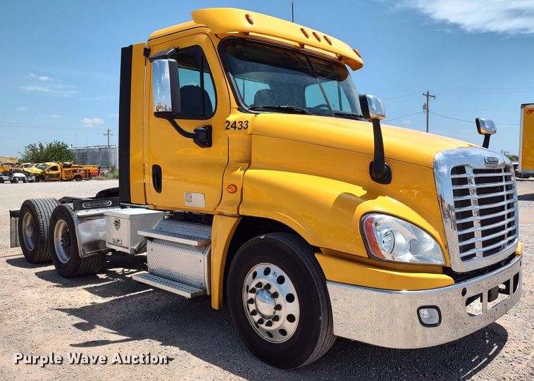 image for item LU9112 2018 Freightliner Cascadia 125  semi truck