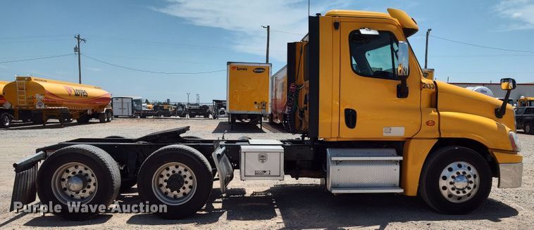 image for item LU9112 2018 Freightliner Cascadia 125  semi truck