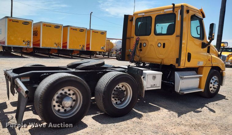 image for item LU9112 2018 Freightliner Cascadia 125  semi truck