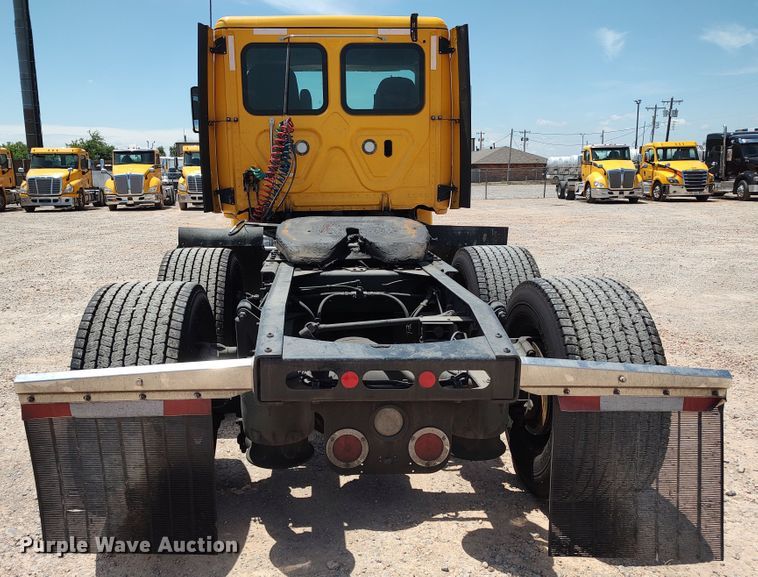 image for item LU9112 2018 Freightliner Cascadia 125  semi truck